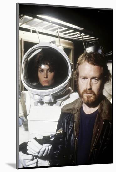 Alien, 1979 directed by Ridley Scott with Ridley Scott with Sigourney Weaver (photo)-null-Mounted Photo