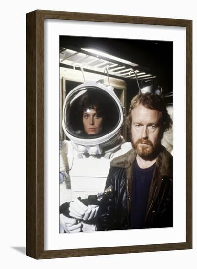 Alien, 1979 directed by Ridley Scott with Ridley Scott with Sigourney Weaver (photo)-null-Framed Photo