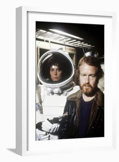 Alien, 1979 directed by Ridley Scott with Ridley Scott with Sigourney Weaver (photo)-null-Framed Photo