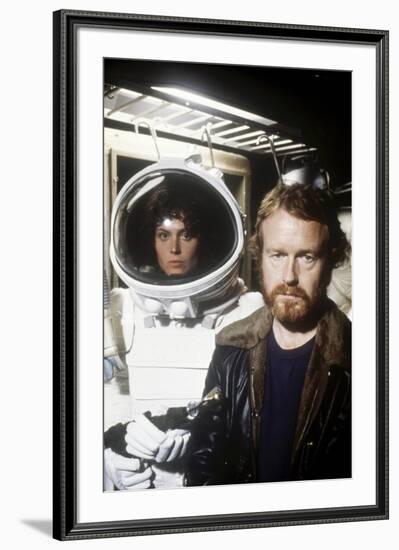 Alien, 1979 directed by Ridley Scott with Ridley Scott with Sigourney Weaver (photo)-null-Framed Photo