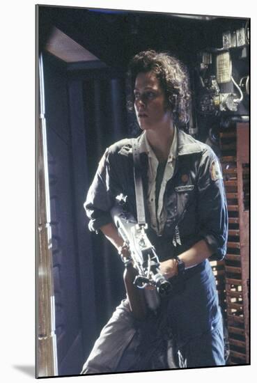 Alien, 1979 directed by Ridley Scott with Sigourney Weaver (photo)-null-Mounted Photo