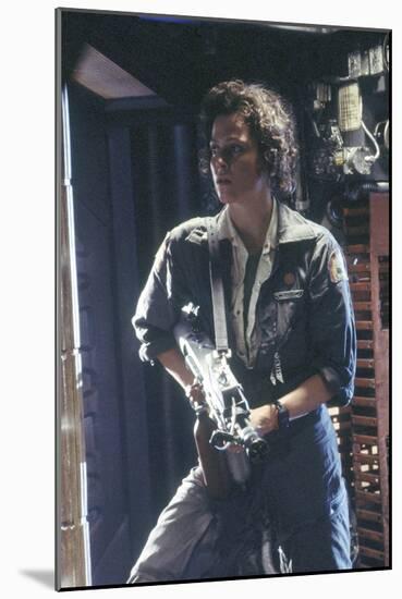 Alien, 1979 directed by Ridley Scott with Sigourney Weaver (photo)-null-Mounted Photo