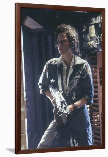 Alien, 1979 directed by Ridley Scott with Sigourney Weaver (photo)-null-Framed Photo