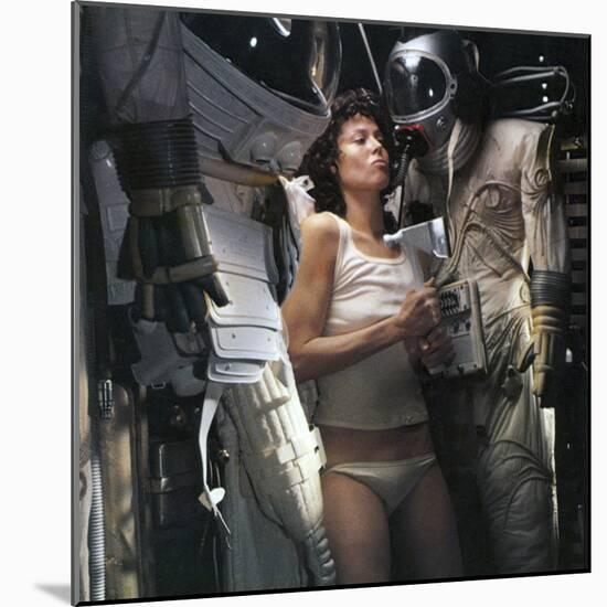 Alien, 1979 directed by Ridley Scott with Sigourney Weaver (photo)-null-Mounted Photo