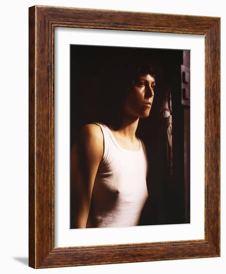 Alien, 1979 directed by Ridley Scott with Sigourney Weaver (photo)-null-Framed Photo