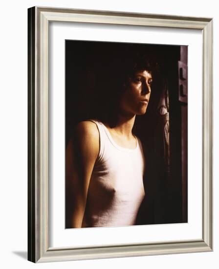 Alien, 1979 directed by Ridley Scott with Sigourney Weaver (photo)-null-Framed Photo