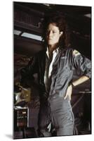 Alien, 1979 directed by Ridley Scott with Sigourney Weaver (photo)-null-Mounted Photo
