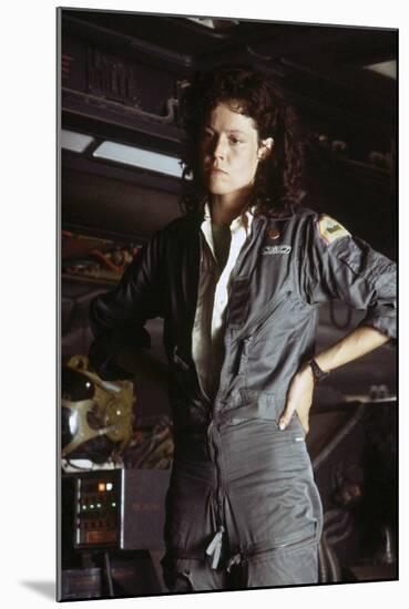 Alien, 1979 directed by Ridley Scott with Sigourney Weaver (photo)-null-Mounted Photo