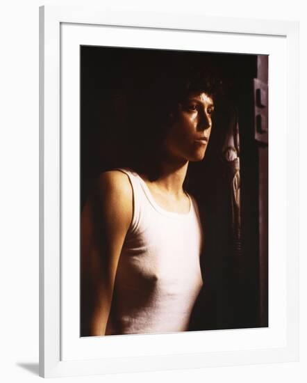 Alien, 1979 directed by Ridley Scott with Sigourney Weaver (photo)-null-Framed Photo