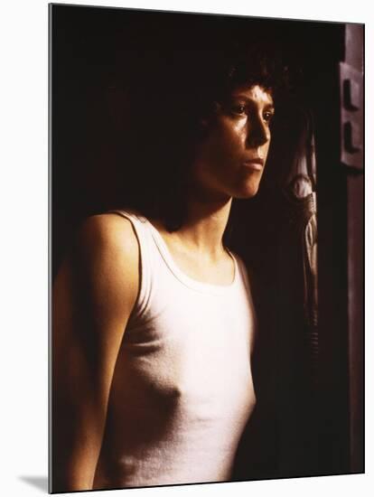 Alien, 1979 directed by Ridley Scott with Sigourney Weaver (photo)-null-Mounted Photo