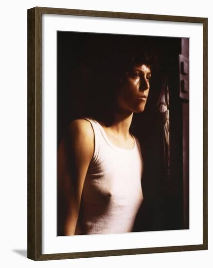 Alien, 1979 directed by Ridley Scott with Sigourney Weaver (photo)-null-Framed Photo