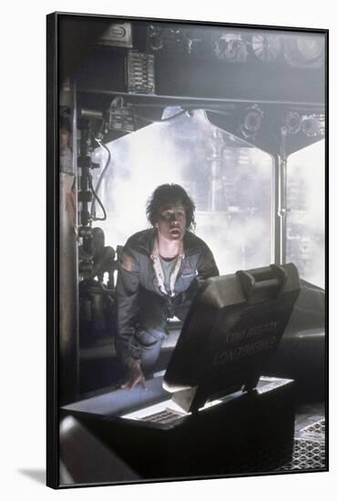 Alien, 1979 directed by Ridley Scott with Sigourney Weaver (photo)-null-Framed Photo