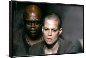 Alien 3 1991 Directed by David Fincher Avec Charles S. Dutton and Sigourney Weaver-null-Framed Photo