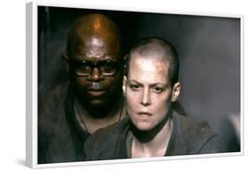 Alien 3 1991 Directed by David Fincher Avec Charles S. Dutton and Sigourney Weaver-null-Framed Photo