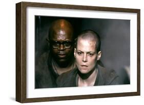Alien 3 1991 Directed by David Fincher Avec Charles S. Dutton and Sigourney Weaver-null-Framed Photo