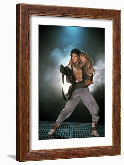 Aliens 1986 Directed by James Cameron Avec Sigourney Weaver and Carrie Henn-null-Framed Photo