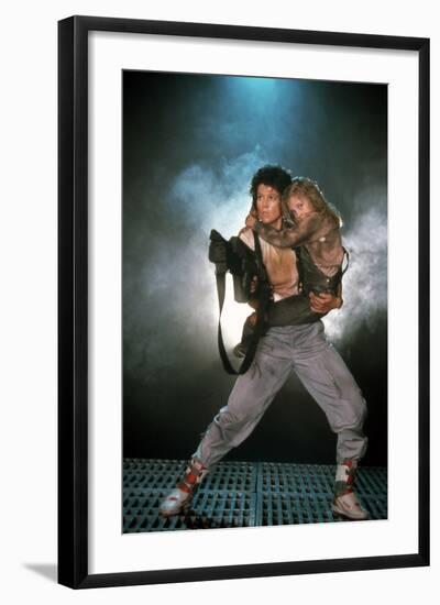 Aliens 1986 Directed by James Cameron Avec Sigourney Weaver and Carrie Henn-null-Framed Photo