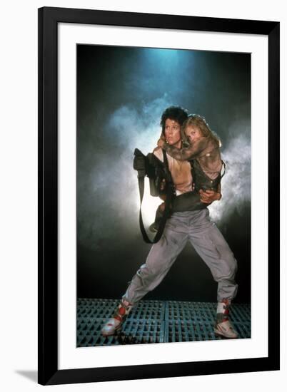 Aliens 1986 Directed by James Cameron Avec Sigourney Weaver and Carrie Henn-null-Framed Photo