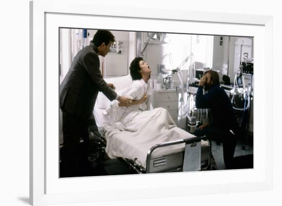 ALIENS, 1986 directed by JAMES CAMERON On the set, James Cameron directs Paul Reiser and Sigourney -null-Framed Photo