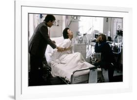 ALIENS, 1986 directed by JAMES CAMERON On the set, James Cameron directs Paul Reiser and Sigourney -null-Framed Photo