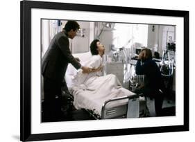 ALIENS, 1986 directed by JAMES CAMERON On the set, James Cameron directs Paul Reiser and Sigourney -null-Framed Photo