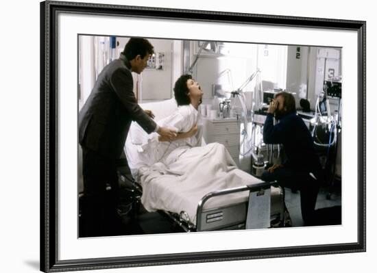 ALIENS, 1986 directed by JAMES CAMERON On the set, James Cameron directs Paul Reiser and Sigourney -null-Framed Photo