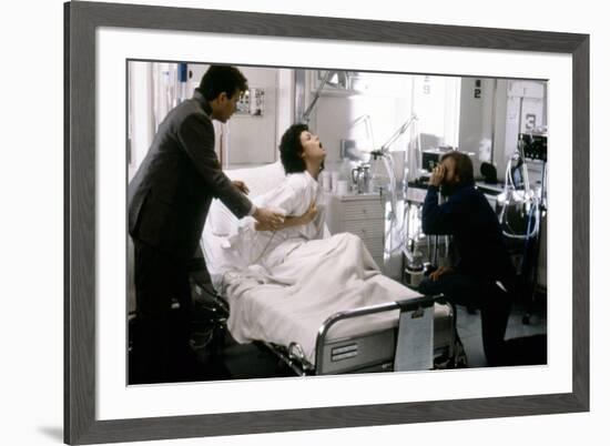 ALIENS, 1986 directed by JAMES CAMERON On the set, James Cameron directs Paul Reiser and Sigourney -null-Framed Photo