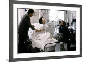 ALIENS, 1986 directed by JAMES CAMERON On the set, James Cameron directs Paul Reiser and Sigourney -null-Framed Photo