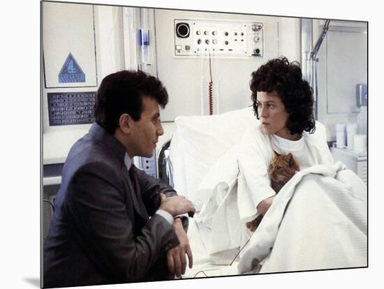 ALIENS, 1986 directed by JAMES CAMERON with Paul Reiser and Sigourney Weaver (photo)-null-Mounted Photo