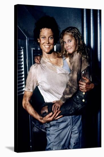 ALIENS, 1986 directed by JAMES CAMERON with Sigourney Weaver and Carrie Henn (photo)-null-Stretched Canvas