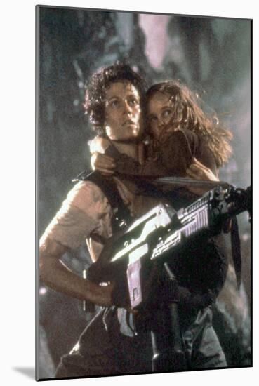 ALIENS, 1986 directed by JAMES CAMERON with Sigourney Weaver and Carrie Henn (photo)-null-Mounted Photo