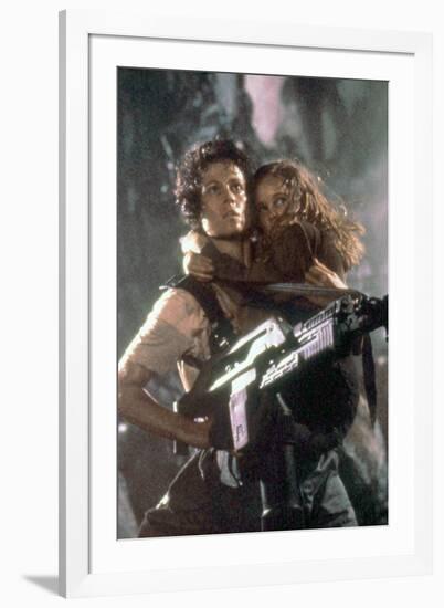 ALIENS, 1986 directed by JAMES CAMERON with Sigourney Weaver and Carrie Henn (photo)-null-Framed Photo