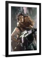 ALIENS, 1986 directed by JAMES CAMERON with Sigourney Weaver and Carrie Henn (photo)-null-Framed Photo