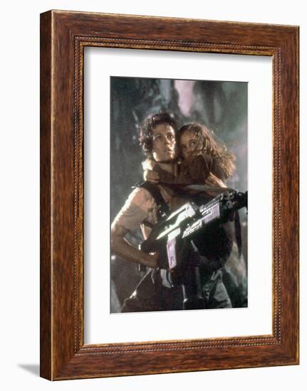 ALIENS, 1986 directed by JAMES CAMERON with Sigourney Weaver and Carrie Henn (photo)-null-Framed Photo