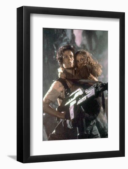 ALIENS, 1986 directed by JAMES CAMERON with Sigourney Weaver and Carrie Henn (photo)-null-Framed Photo