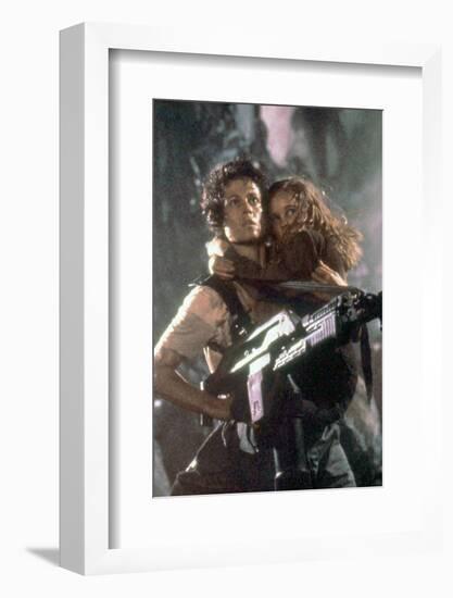 ALIENS, 1986 directed by JAMES CAMERON with Sigourney Weaver and Carrie Henn (photo)-null-Framed Photo