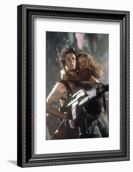 ALIENS, 1986 directed by JAMES CAMERON with Sigourney Weaver and Carrie Henn (photo)-null-Framed Photo