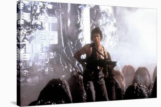 ALIENS, 1986 directed by JAMES CAMERON with Sigourney Weaver and Carrie Henn (photo)-null-Stretched Canvas