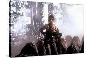 ALIENS, 1986 directed by JAMES CAMERON with Sigourney Weaver and Carrie Henn (photo)-null-Stretched Canvas