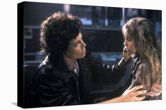 ALIENS, 1986 directed by JAMES CAMERON with Sigourney Weaver and Carrie Henn (photo)-null-Stretched Canvas