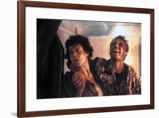 ALIENS, 1986 directed by JAMES CAMERON with Sigourney Weaver and Michael Biehn (photo)-null-Framed Photo