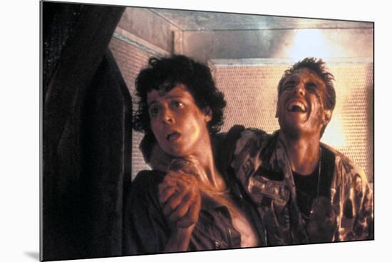 ALIENS, 1986 directed by JAMES CAMERON with Sigourney Weaver and Michael Biehn (photo)-null-Mounted Photo