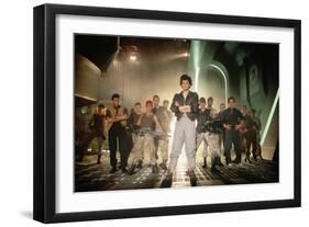 ALIENS, 1986 directed by JAMES CAMERON with Sigourney Weaver between Paul Reiser, Michael Biehn, Je-null-Framed Photo
