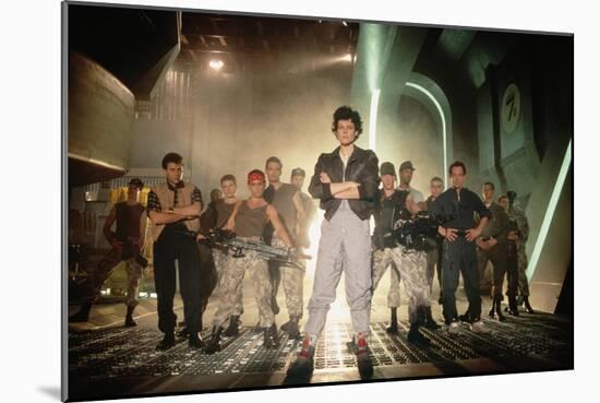 ALIENS, 1986 directed by JAMES CAMERON with Sigourney Weaver between Paul Reiser, Michael Biehn, Je-null-Mounted Photo