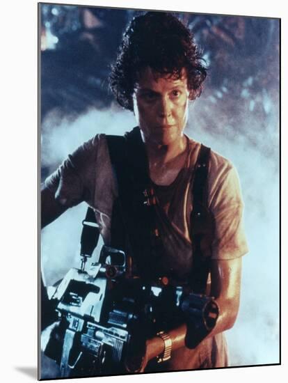 ALIENS, 1986 directed by JAMES CAMERON with Sigourney Weaver (photo)-null-Mounted Photo