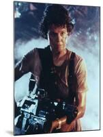 ALIENS, 1986 directed by JAMES CAMERON with Sigourney Weaver (photo)-null-Mounted Photo