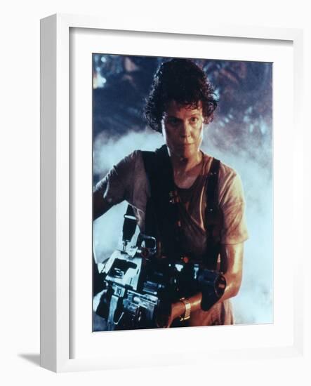 ALIENS, 1986 directed by JAMES CAMERON with Sigourney Weaver (photo)-null-Framed Photo