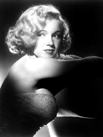 https://imgc.allpostersimages.com/img/posters/all-about-eve-marilyn-monroe-1950_u-L-PH2X5W0.jpg?artPerspective=n