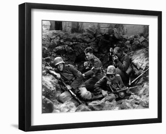 ALL QUIET ON THE WESTERN FRONT by Lewis Milestone with Ben Alexander, Lew Ayres, Louis Wolheim, 193-null-Framed Photo