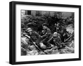 ALL QUIET ON THE WESTERN FRONT by Lewis Milestone with Ben Alexander, Lew Ayres, Louis Wolheim, 193-null-Framed Photo